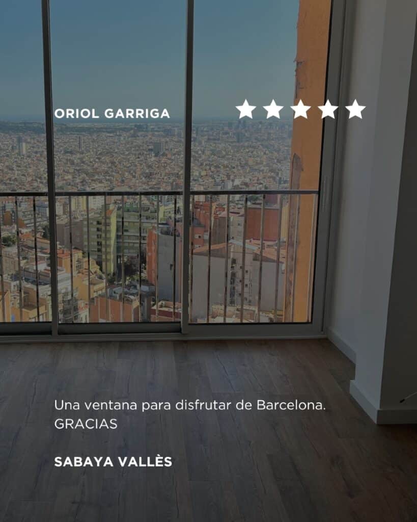 Vista panorámica de Barcelona desde un interior con suelo de madera y grandes ventanas a medida de Sabaya Vallès
