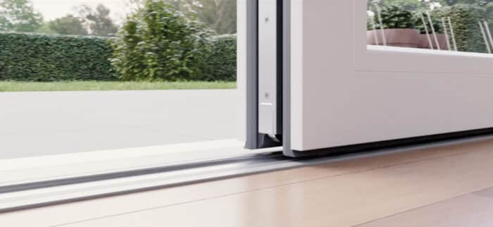 Detalle inferior de ventanas correderas de gran formato instaladas por Sabaya