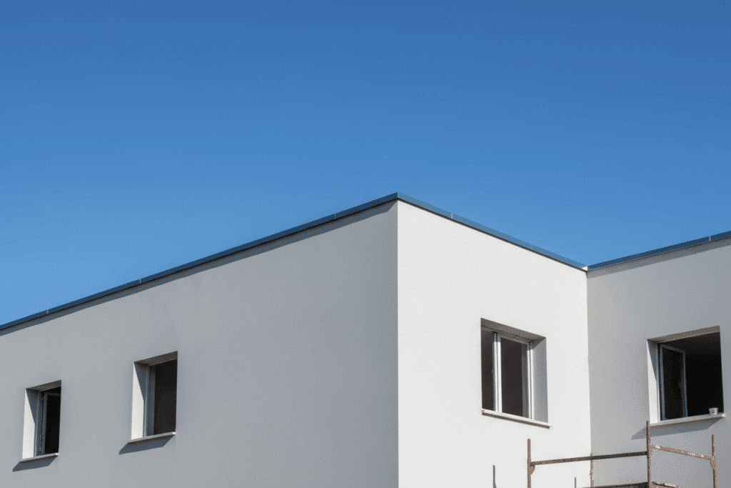 Albardilla metálica instalada por Sabaya en la coronación de una vivienda moderna, mostrando cómo el cubremuros protege la fachada y remata la arquitectura